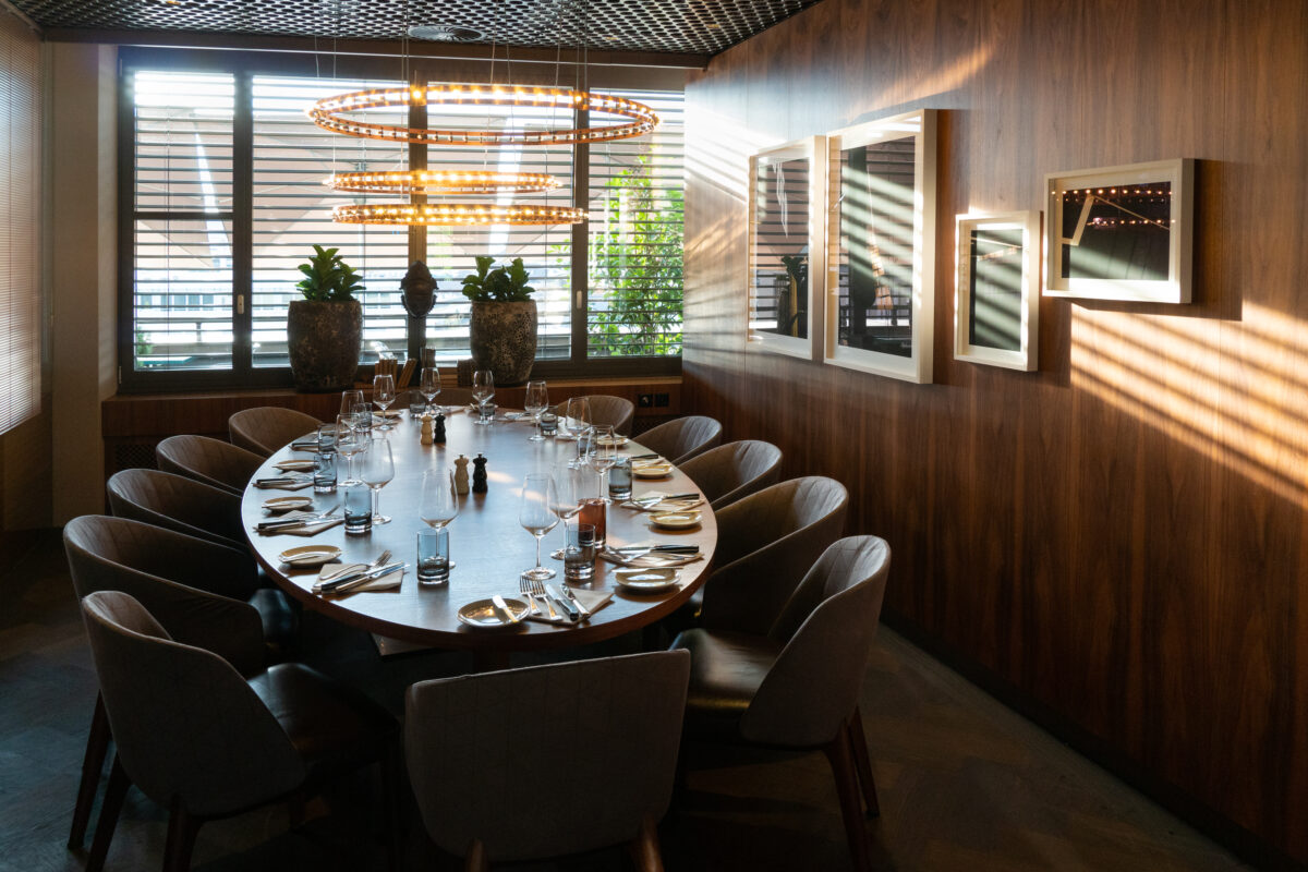 Private Dining Raum mit langer Tafel und Halo-Leuchten