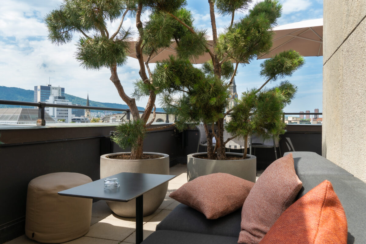 Terrasse mit Lounge-Möbeln für Apéro-Anlässe