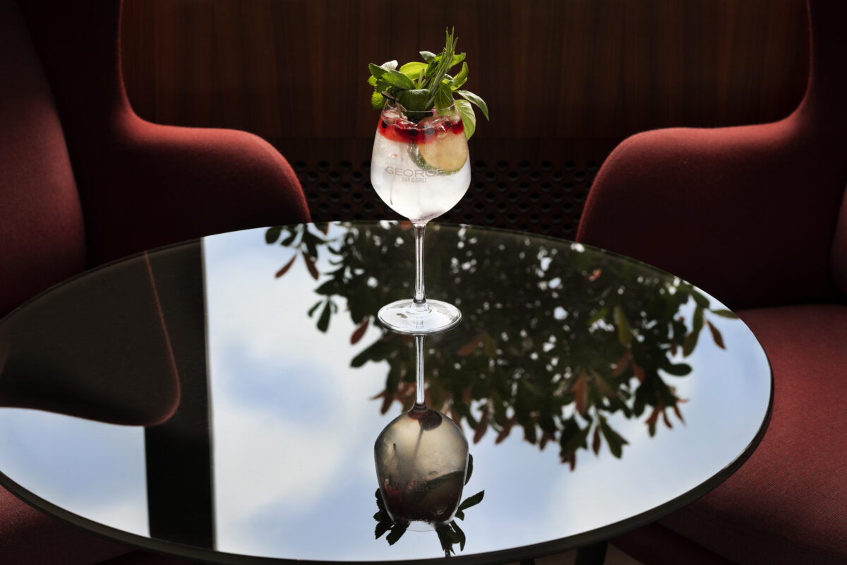 Signature Cocktail im George Glas auf Spiegeltisch